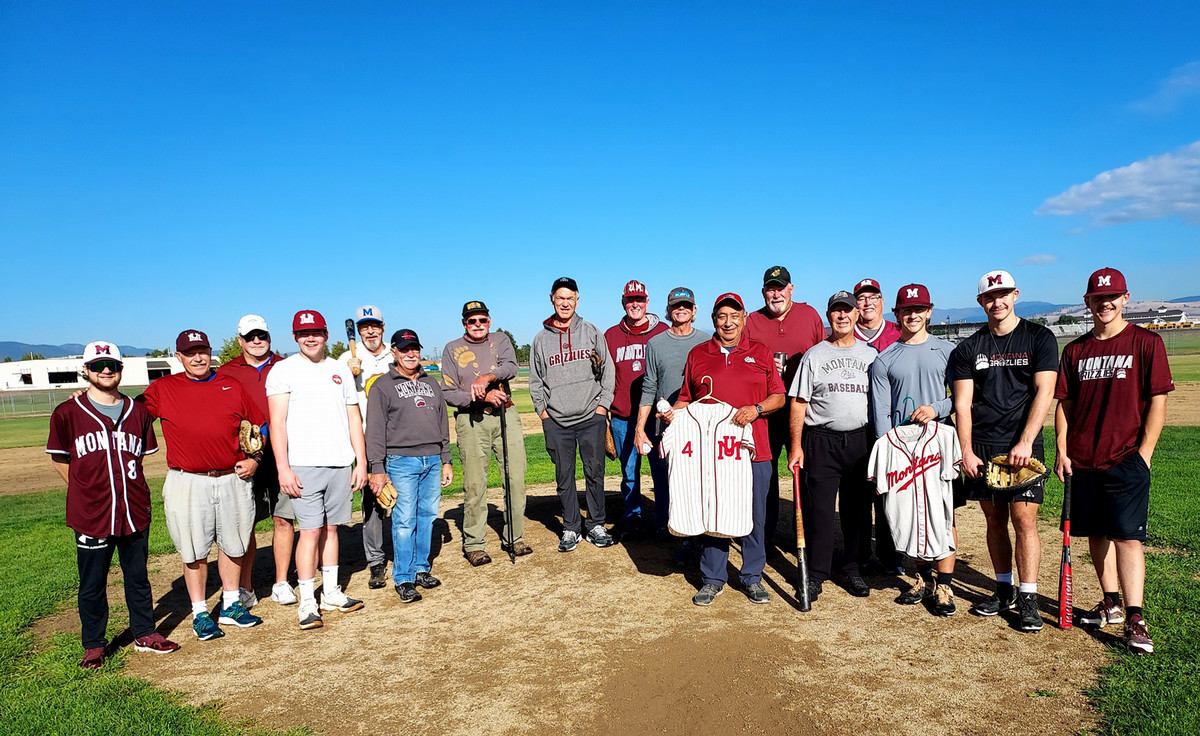 UM Club Baseball Alumni team poses with the current team.